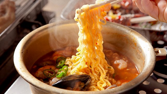 Mì Cay Shin Ramyun Nongshim được sản xuất từ những nguyên liệu chọn lọc, tươi ngon. Sợi mì dai giòn, súp thơm ngọt, cho món ăn đậm đà ...